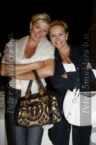 Amsterdam 6 september 2006
Modeshow Monique Collignon in het tropenmuseum.
Mariska v Kolck en Marijke Kroymans