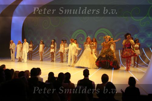 Utrecht, 9 September 2006
Beatrixhal. Permiere musical THE WIZ
o.a. Danny de Munk, Nurlaila Karim, Jerrel Houtsnee, Danny Yanga, Jeroen Phaff, Mathilde Santing, Marjolijn Touw, Sophia Wezer, Charly Luske, Peter Rijnbeek en Jamai