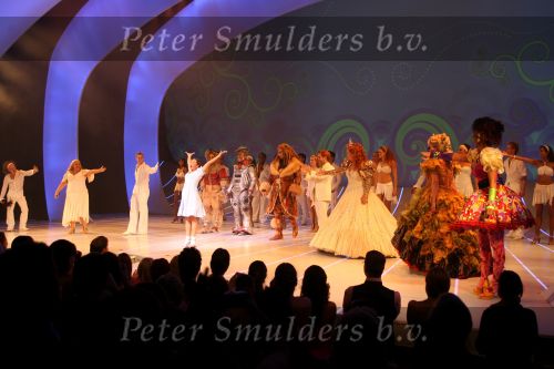 Utrecht, 9 September 2006
Beatrixhal. Permiere musical THE WIZ
o.a. Danny de Munk, Nurlaila Karim, Jerrel Houtsnee, Danny Yanga, Jeroen Phaff, Mathilde Santing, Marjolijn Touw, Sophia Wezer, Charly Luske, Peter Rijnbeek en Jamai