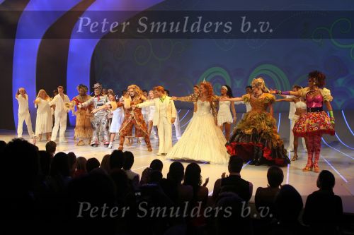 Utrecht, 9 September 2006
Beatrixhal. Permiere musical THE WIZ
o.a. Danny de Munk, Nurlaila Karim, Jerrel Houtsnee, Danny Yanga, Jeroen Phaff, Mathilde Santing, Marjolijn Touw, Sophia Wezer, Charly Luske, Peter Rijnbeek en Jamai