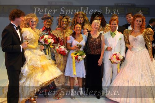 Utrecht, 9 September 2006
Beatrixhal. Permiere musical THE WIZ
o.a. Danny de Munk, Nurlaila Karim, Jerrel Houtsnee, Danny Yanga, Jeroen Phaff, Mathilde Santing, Marjolijn Touw, Sophia Wezer, Charly Luske, Peter Rijnbeek en Jamai