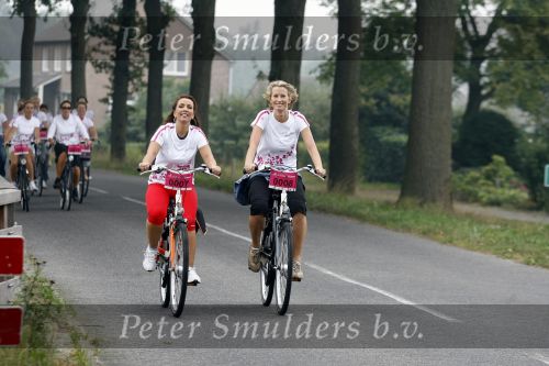 Den Bosch 17 september 2006
Fietsen voor Pink Ribbon met Leontien Zijlaard v Moorsel.
Anouk Smulders en Nada v Nie