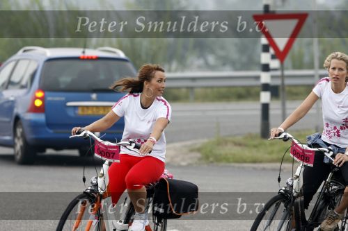 Den Bosch 17 september 2006
Fietsen voor Pink Ribbon met Leontien Zijlaard v Moorsel.
Anouk Smulders en Nada v Nie