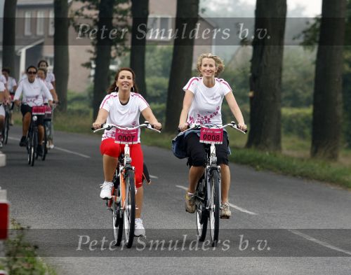 Den Bosch 17 september 2006
Fietsen voor Pink Ribbon met Leontien Zijlaard v Moorsel.
Anouk Smulders en Nada v Nie