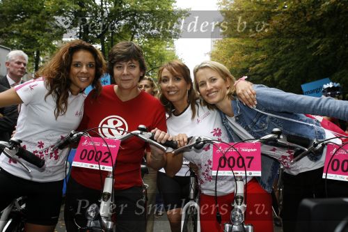 Den Bosch 17 september 2006
Fietsen voor Pink Ribbon met Leontien Zijlaard v Moorsel.
Leontien Rita Verdonk Nada v Nie en Anouk Smulders