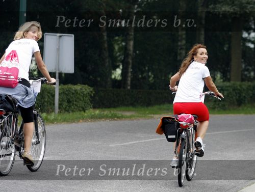 Den Bosch 17 september 2006
Fietsen voor Pink Ribbon met Leontien Zijlaard v Moorsel.
Anouk Smulders en Nada v Nie
