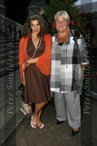 Amsterdam 6 september 2006
Modeshow Monique Collignon in het tropenmuseum.
Nelly Frijda met dochter