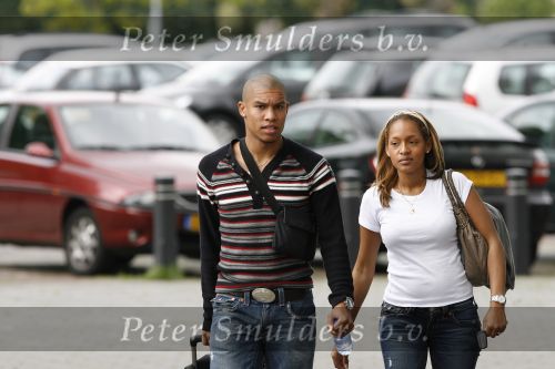 Eindhoven, 4 September 2006
Philips Stadion, bijeenkomst eerste training Nederlands elftal voor de wedstrijd tegen Wit Rusland.
Nigel de Jong bij aankomst met zijn partner