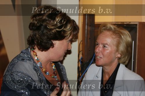 Hilversum 4 september 2006
Catherine Keyl krijgt koninklijke onderscheiding Ridder ...met Nina Brink