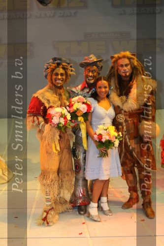 Utrecht, 9 September 2006
Beatrixhal. Permiere musical THE WIZ
Nurlaila Karim samen met Danny Yanga ( Vogelverschrikker ), Jerrel Houtsnee ( Blikkeman ) en Jeroen Phaff ( Laffe Leeuw )