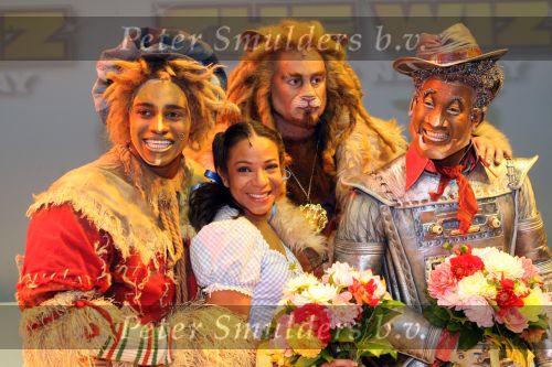 Utrecht, 9 September 2006
Beatrixhal. Permiere musical THE WIZ
Nurlaila Karim samen met Danny Yanga ( Vogelverschrikker ), Jerrel Houtsnee ( Blikkeman ) en Jeroen Phaff ( Laffe Leeuw )
