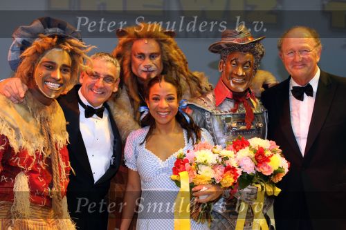 Utrecht, 9 September 2006
Beatrixhal. Permiere musical THE WIZ
Nurlaila Karim samen met Danny Yanga ( Vogelverschrikker ), Jerrel Houtsnee ( Blikkeman ) en Jeroen Phaff ( Laffe Leeuw )
Joop v d Ende en