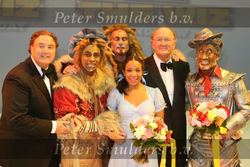 Utrecht, 9 September 2006
Beatrixhal. Permiere musical THE WIZ
Nurlaila Karim samen met Danny Yanga ( Vogelverschrikker ), Jerrel Houtsnee ( Blikkeman ) en Jeroen Phaff ( Laffe Leeuw )
Joop v d Ende en Erwin v Lambaart