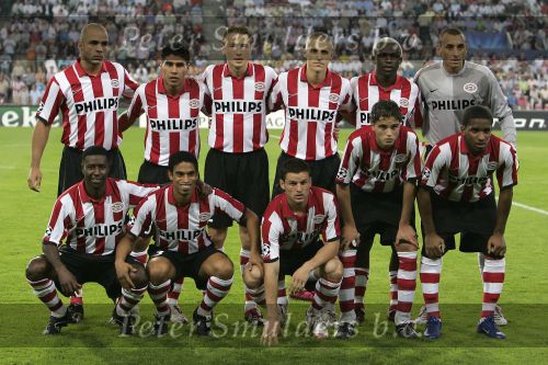 Eindhoven, 12 September 2006 PSV-FC Liverpool ( eerste wedstrijd Championsleague Seizoen 2006/2007 ), eindstand, 0-0 staande v.l.n.r.: Alex PSV, Carlos Salcido, Jan Kromkamp, Timmy Simons, Arouna Kone en Gomes.
Gehurkt v.l.n.r.: Edsion Mendeze, Michael Reiziger, Jason Culina, Ibrahim Afellay en Jefferson Farfan