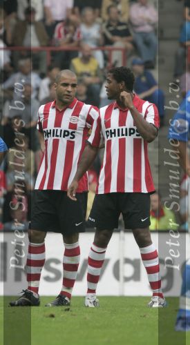 Eindhoven, 17 September 2006
Kompetitiewedstrijd PSV-Feyenoord, eindstand 2-1
Patrick Kluivert zijn eerste wedstrijd als invaller in gesprek met Alex PSV