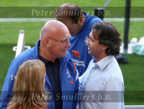 Eindhoven, 4 September 2006
Training Nederlands elftal in het PSV stadion t.g.v. a.s. interland tegen Wit Rusland.
Kees Jansma ( Perschef ) in gesprek met Pedro Salazar (Perschef bij PSV )