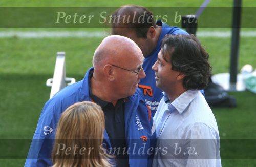 Eindhoven, 4 September 2006
Training Nederlands elftal in het PSV stadion t.g.v. a.s. interland tegen Wit Rusland.
Kees Jansma ( Perschef ) in gesprek met Pedro Salazar (Perschef bij PSV )