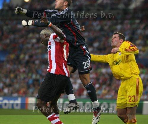 Eindhoven,12 September 2006
Champions League wedstrijd PSV-FC Liverpool
Arouna Kone komt net te laat doelman Pepe Reina redt aanvoerder Jamie Carragher