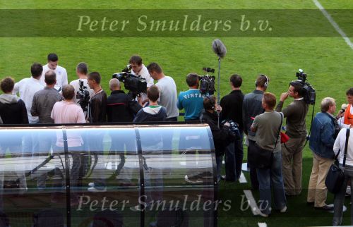 Eindhoven, 4 September 2006
Traing Nederlands elftal voor de wedstrijd tegen Wit Rusland a.s. woensdag.
Na afloop training veel pers op het veld
Rechts op de foto Rob Fleur en geheel Links robin v Persie