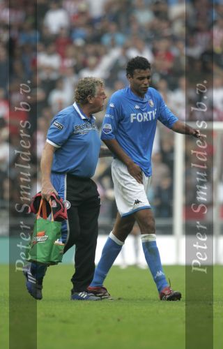 Eindhoven, 17 September 2006
Kompetitiewedstrijd PSV-Feyenoord, eindstand 2-1
Feyenoord-verzorger Gerard Meijer met Pierre v Hooijdonk