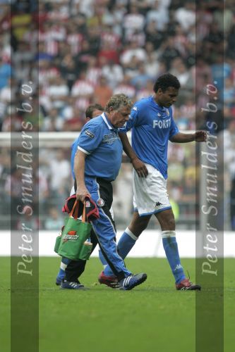 Eindhoven, 17 September 2006
Kompetitiewedstrijd PSV-Feyenoord, eindstand 2-1
Feyenoord-verzorger Gerard Meijer met Pierre v Hooijdonk