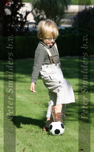 Apeldoorn, 9 September 2006
Fotosessie bij Kasteel \'t Loo 
Prins Lucas voetballend met zijn papa
