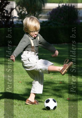 Apeldoorn, 9 September 2006
Fotosessie bij Kasteel \'t Loo 
Prins Lucas voetballend met zijn papa