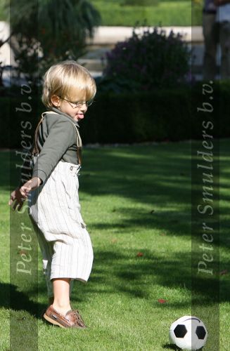 Apeldoorn, 9 September 2006
Fotosessie bij Kasteel \'t Loo 
Prins Lucas voetballend met zijn papa