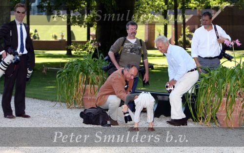 Apeldoorn, 9 September 2006
Fotosessie bij Kasteel \'t Loo 
Prinses Lucas in gesprek met de man van de RVD en enkele fotografen
o.a. Marcel Antonisse van het ANP