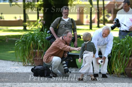 Apeldoorn, 9 September 2006
Fotosessie bij Kasteel \'t Loo 
Prinses Lucas in gesprek met de man van de RVD en enkele fotografen
o.a. Marcel Antonisse van het ANP