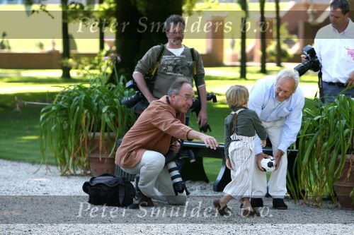 Apeldoorn, 9 September 2006
Fotosessie bij Kasteel \'t Loo 
Prinses Lucas in gesprek met de man van de RVD en enkele fotografen
o.a. Marcel Antonisse van het ANP