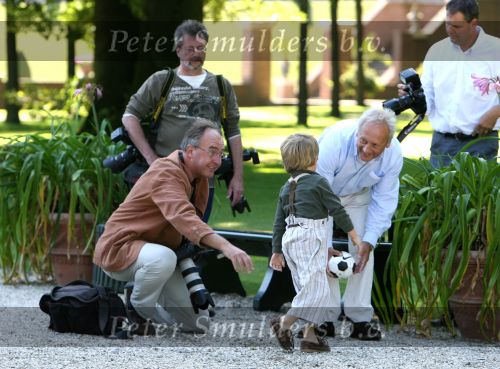 Apeldoorn, 9 September 2006
Fotosessie bij Kasteel \'t Loo 
Prinses Lucas in gesprek met de man van de RVD en enkele fotografen
o.a. Marcel Antonisse van het ANP