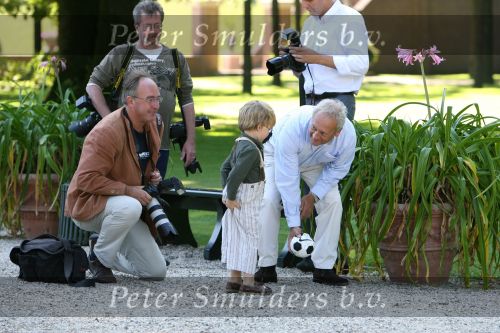 Apeldoorn, 9 September 2006
Fotosessie bij Kasteel \'t Loo 
Prinses Lucas in gesprek met de man van de RVD en enkele fotografen
o.a. Marcel Antonisse van het ANP