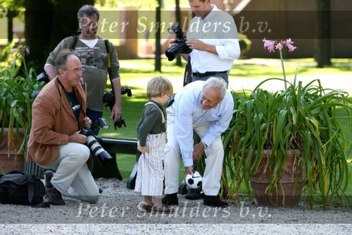 Apeldoorn, 9 September 2006
Fotosessie bij Kasteel \'t Loo 
Prinses Lucas in gesprek met de man van de RVD en enkele fotografen
o.a. Marcel Antonisse van het ANP