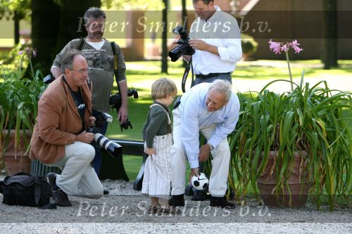 Apeldoorn, 9 September 2006
Fotosessie bij Kasteel \'t Loo 
Prinses Lucas in gesprek met de man van de RVD en enkele fotografen
o.a. Marcel Antonisse van het ANP