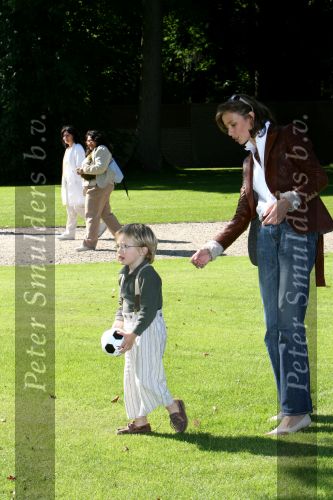 Apeldoorn, 9 September 2006
Fotosessie bij Kasteel \'t Loo 
Prins Lucas voetballend met zijn mama Prinses Marilene