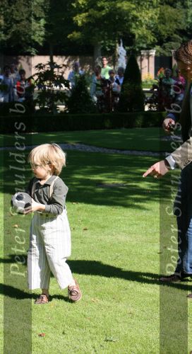 Apeldoorn, 9 September 2006
Fotosessie bij Kasteel \'t Loo 
Prins Lucas voetballend met zijn papa
