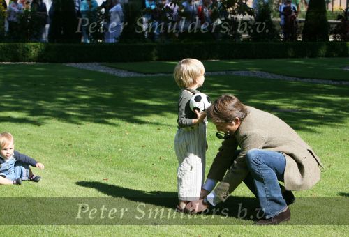 Apeldoorn, 9 September 2006
Fotosessie bij Kasteel \'t Loo 
Prins Lucas voetballend met zijn papa