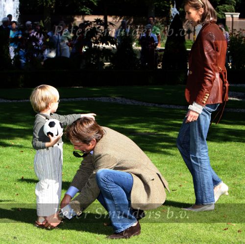 Apeldoorn, 9 September 2006
Fotosessie bij Kasteel \'t Loo 
Prins Lucas voetballend met zijn papa Prins Maurits en Prinses Marilene