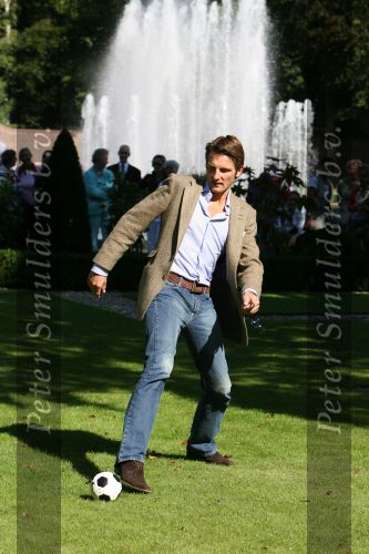 Apeldoorn, 9 September 2006
Fotosessie bij Kasteel \'t Loo met Prins Maurits voetballend