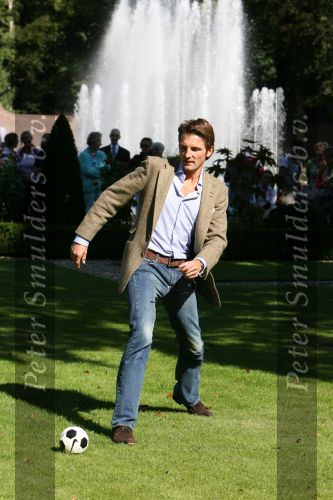 Apeldoorn, 9 September 2006
Fotosessie bij Kasteel \'t Loo met Prins Maurits voetballend