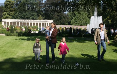Apeldoorn, 9 September 2006
Fotosessie bij Kasteel \'t Loo met Prins Maurits en Prinses Marilene met hun kinderen Prinses Anna, Prins Lucas en Prinses Felicia.