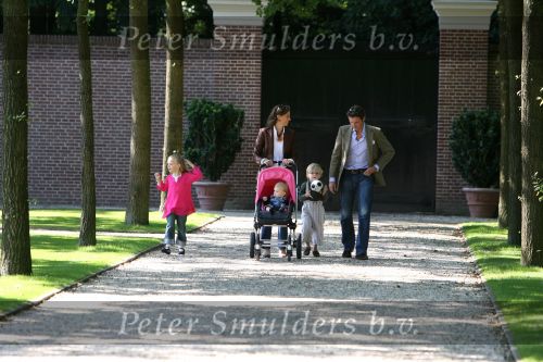 Apeldoorn, 9 September 2006
Fotosessie bij Kasteel \'t Loo met Prins Maurits en Prinses Marilene met hun kinderen Prinses Anna, Prins Lucas en Prinses Felicia.