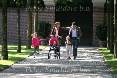 Apeldoorn, 9 September 2006
Fotosessie bij Kasteel \'t Loo met Prins Maurits en Prinses Marilene met hun kinderen Prinses Anna, Prins Lucas en Prinses Felicia.