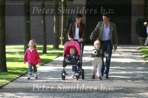 Apeldoorn, 9 September 2006
Fotosessie bij Kasteel \'t Loo met Prins Maurits en Prinses Marilene met hun kinderen Prinses Anna, Prins Lucas en Prinses Felicia.