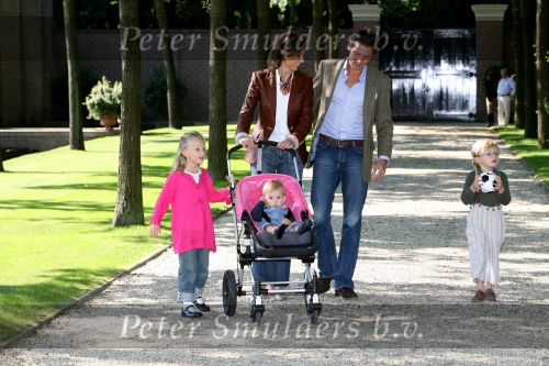 Apeldoorn, 9 September 2006
Fotosessie bij Kasteel \'t Loo met Prins Maurits en Prinses Marilene met hun kinderen Prinses Anna, Prins Lucas en Prinses Felicia.