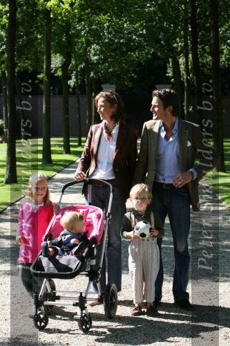 Apeldoorn, 9 September 2006
Fotosessie bij Kasteel \'t Loo met Prins Maurits en Prinses Marilene met hun kinderen Prinses Anna, Prins Lucas en Prinses Felicia.
