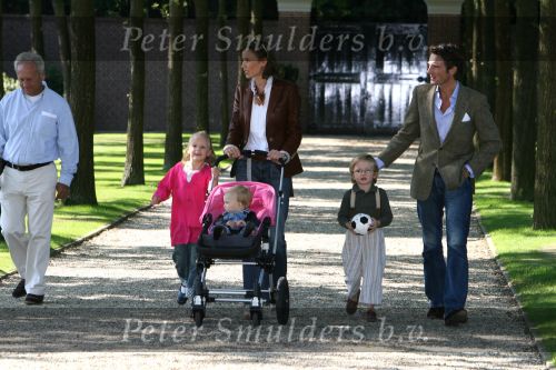 Apeldoorn, 9 September 2006
Fotosessie bij Kasteel \'t Loo met Prins Maurits en Prinses Marilene met hun kinderen Prinses Anna, Prins Lucas en Prinses Felicia.