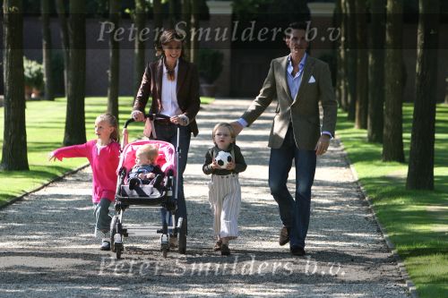 Apeldoorn, 9 September 2006
Fotosessie bij Kasteel \'t Loo met Prins Maurits en Prinses Marilene met hun kinderen Prinses Anna, Prins Lucas en Prinses Felicia.