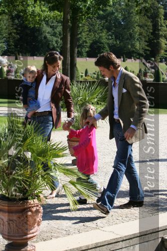 Apeldoorn, 9 September 2006
Fotosessie bij Kasteel \'t Loo met Prins Maurits en Prinses Marilene met hun kinderen Prinses Anna, Prins Lucas en Prinses Felicia.